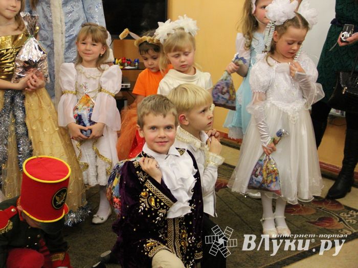 В Великие Луки пришла пора новогодних утренников (ФОТО)