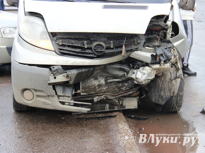 Серьёзное ДТП произошло в Великих Луках (ФОТО)