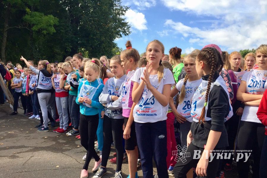 В Великих Луках стартовал Всероссийский день бега «Кросс нации-2017» (ФОТО)
