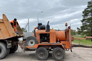 На развязке с трассой М-9 идёт ямочный ремонт (ФОТО)