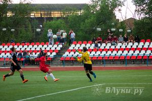 Матчи по футболу в рамках Первенства России проходят в Великих Луках (фото)