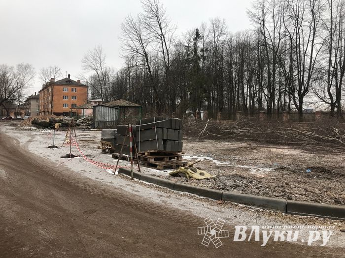 В Великих Луках приводят в порядок территорию Хирургического корпуса больницы (ФОТО)