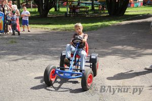 ​В Великих Луках сказочный «Праздник мороженого» подарил радость детям