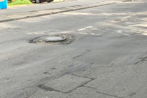 Опасность под ногами: Великие Луки поглотит канализационная пучина? (ФОТО)