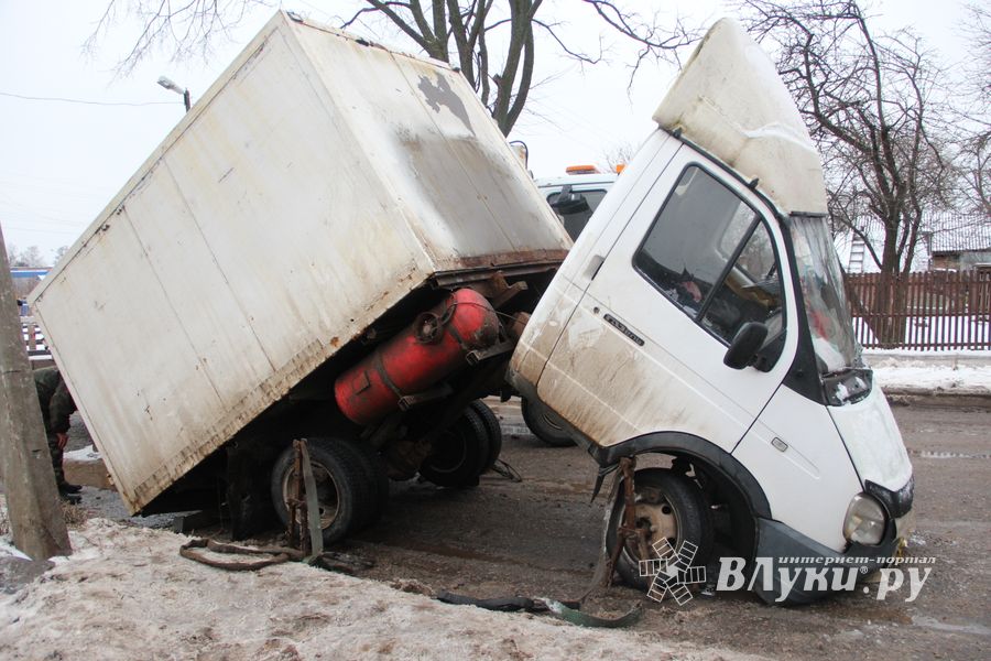 В Великих Луках на Самарском переезде переломилась Газель (ФОТО)