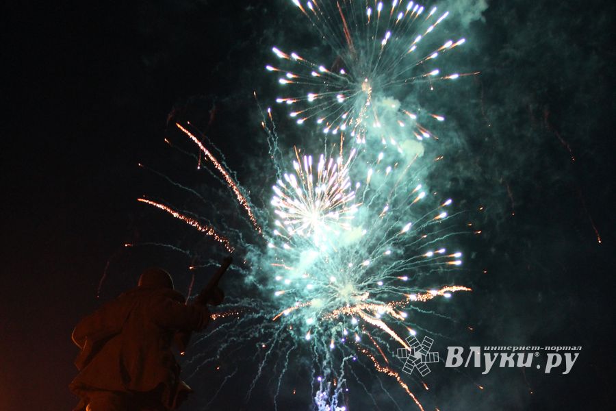 Праздничный салют в честь Дня города