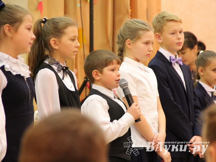 Зачем самых младших учеников 13-й школы испачкали мелом (ФОТО)