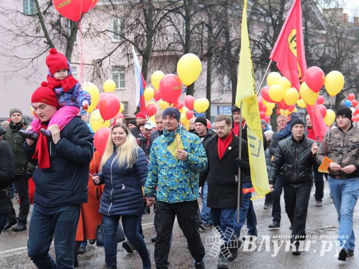 В Великих Луках прошло праздничное шествие (ФОТО)