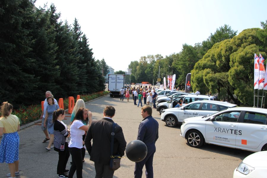 ​В Великих Луках в День Города прошла «Автовыставка 2018 - ЛЕТО» (ФОТО)