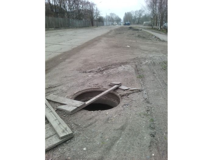 Великолучане просят губернатора помочь закрыть люки (ФОТО)