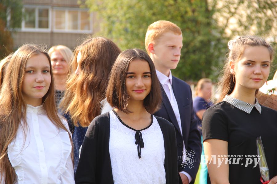 1 сентября в школах Великих Лук прошли Торжественные линейки (ФОТО)