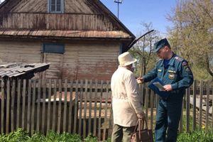 Об ответственности за сжигание сухой травы и мусора напомнили пожарные жителям Великих Лук (ФОТО)