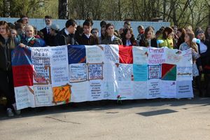 Ученики лицея №11 возложили цветы к могилам Братского кладбища (ФОТО)