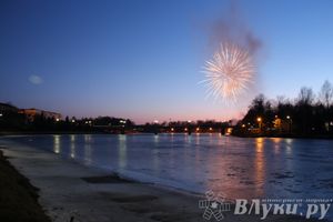 День защитника отечества в Великих Луках отметили памятным митингом и салютом