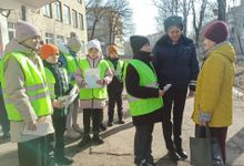 В Великих Луках прошла акция «С 8 марта поздравляем, ПДД не нарушаем» (ФОТО)