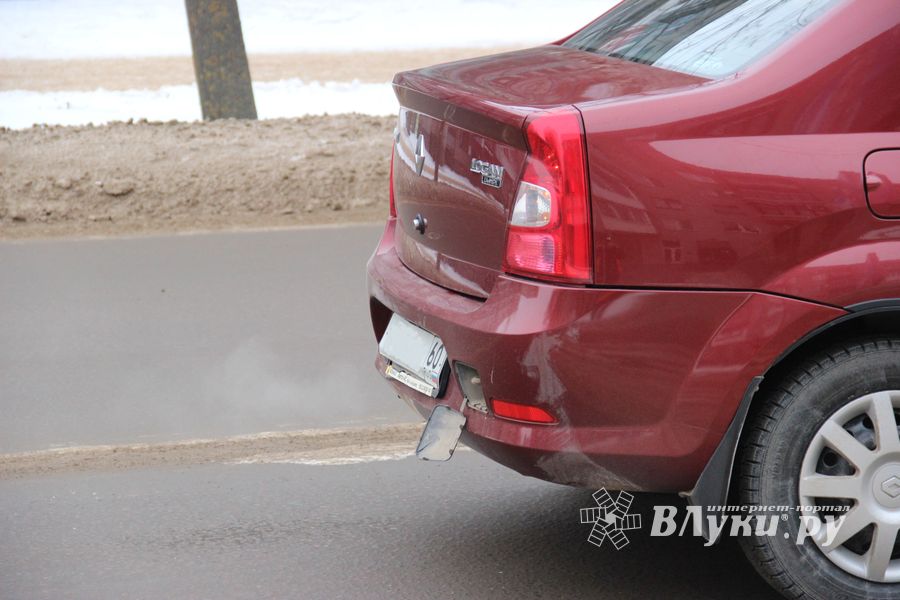 Два Renault столкнулись в Великих Луках (ФОТО)