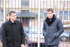 Заместитель губернатора области области спортивную площадку в Великих Луках, но еще больше — грязь и ямы (ФОТО)