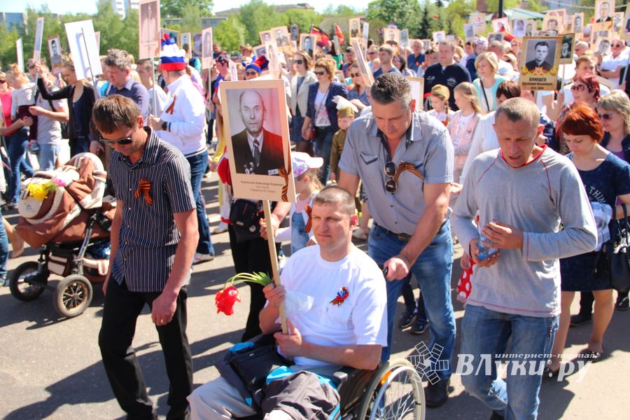 По центральному проспекту Великих Лук прошёл  «Бессмертный полк» (0+) (ФОТО)