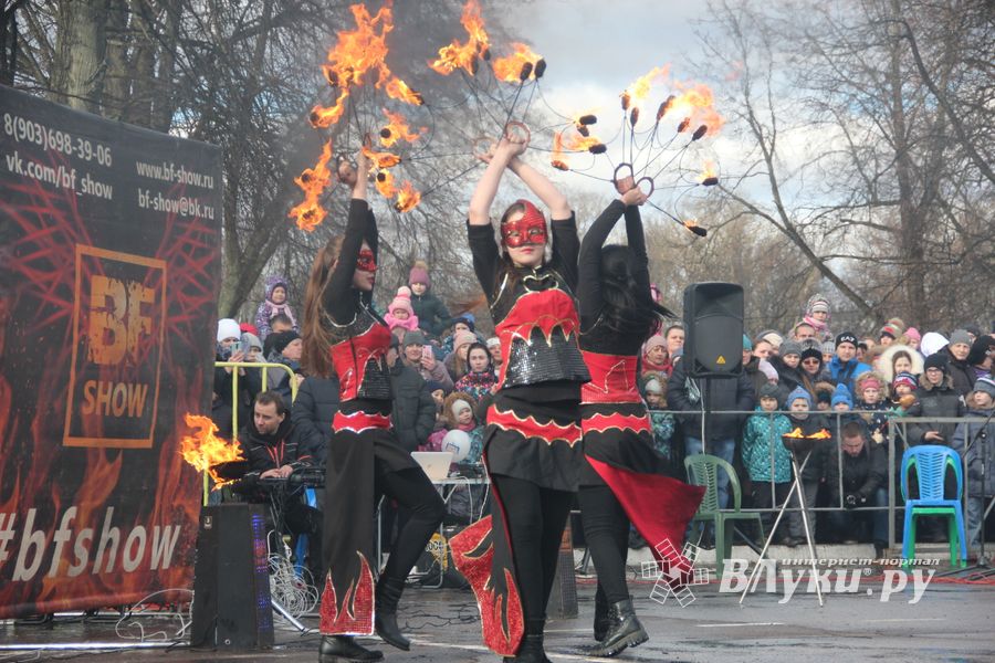 Масленичные гуляния прошли в Великих Луках (ФОТО)