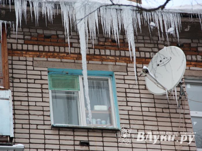 Сосульки в Великих Луках продолжают расти