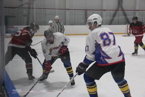 Две великолукские команды хоккеистов одержали победы в домашних матчах (ФОТО)