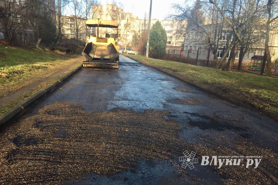 На улице Зелёной завершается укладка асфальта (ФОТО)