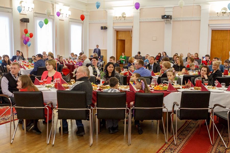 Андрей Турчак поблагодарил приемных родителей за любовь и тепло, которые они дарят детям (ФОТО)