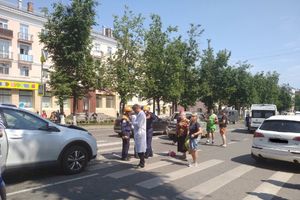 На центральном проспекте Великих Лук пострадали два человека (ФОТО)