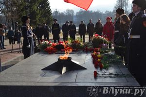 День защитника отечества в Великих Луках отметили памятным митингом и салютом