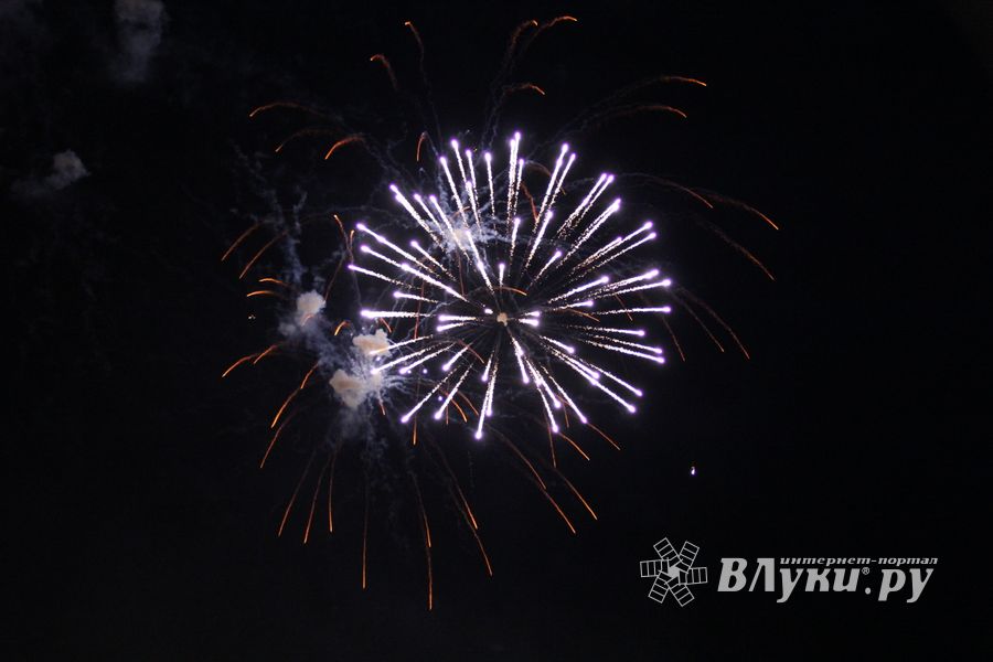 9 мая в Великих Луках. Шествие и салют