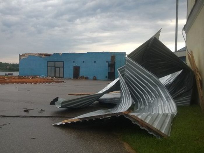 Ураган в Псковской области валил деревья и срывал крыши (ФОТО)