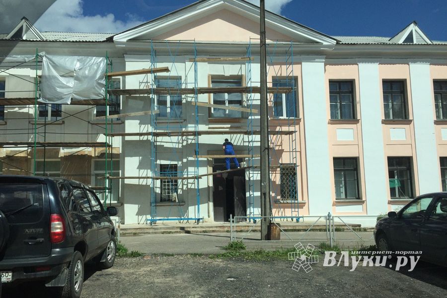 В Великих Луках ремонтирую фасад школы №2 (ФОТО)