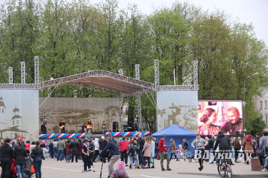 В Великих Луках прогремел праздничный салют в честь Дня Победы (ФОТО)