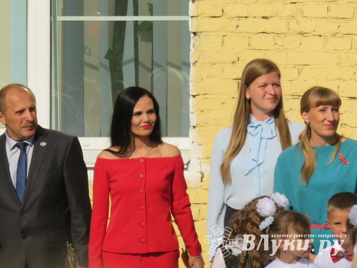 1 сентября в школах Великих Лук прошли Торжественные линейки (ФОТО)