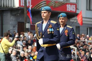 Парад Победы в Великих Луках (фото)