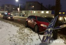 В Великих Луках столкнулись две легковушки и дорожный знак (ФОТО)