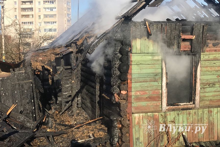 В Великих Луках сгорел нежилой дом (ФОТО; ВИЛЕО)