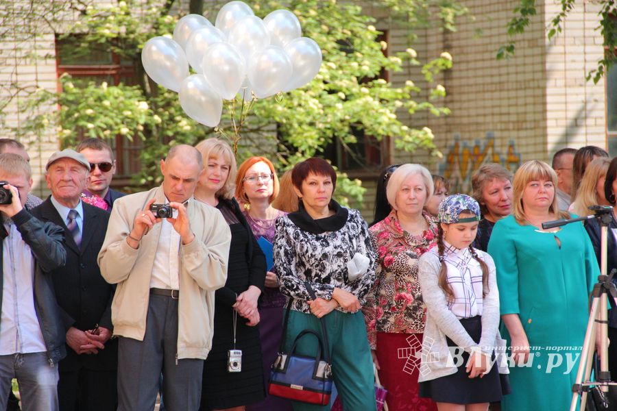 В Великих Луках прозвенели «последние» звонки (ФОТО)