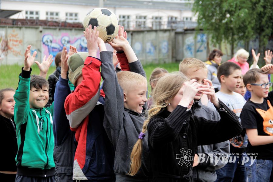Ребята из пришкольных лагерей соревновались в «Весёлых стартах» (ФОТО)
