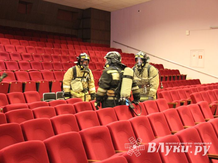В Великих Луках «захватили заложников» (фото)