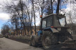 Улицы Великих Лук очищают от грязи (ФОТО)