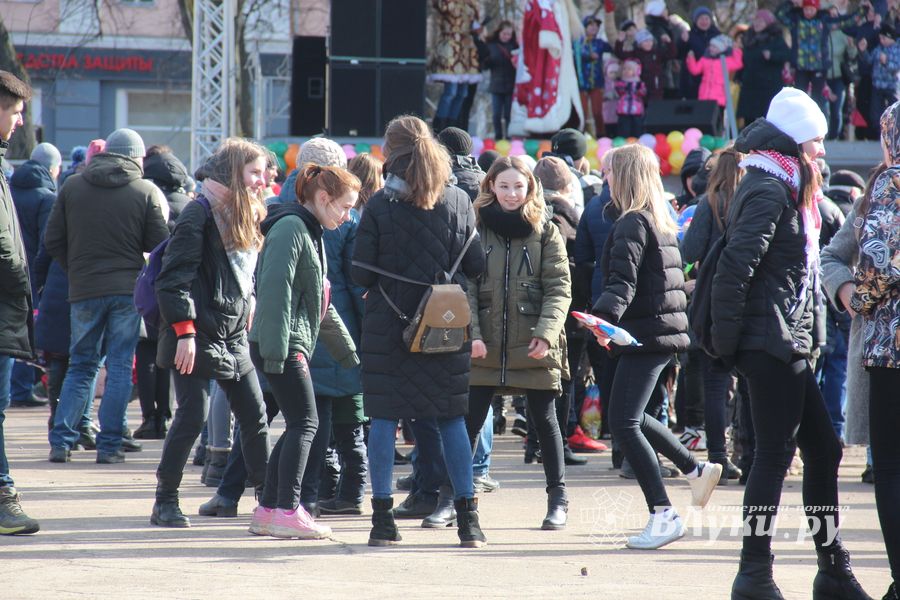 В Великих Луках широко отметили Масленицу (ФОТО)