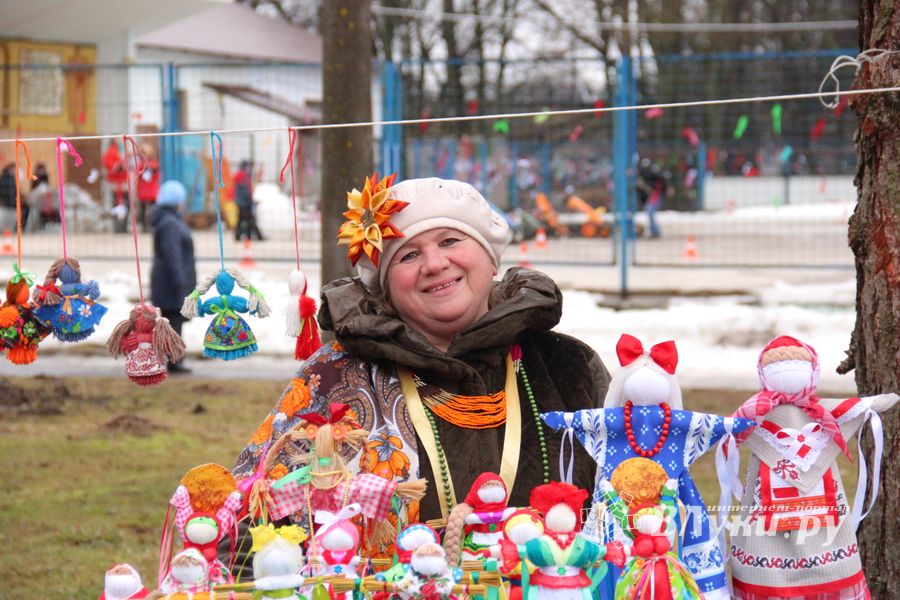 В Великих Луках сожгли Масленицу (фото)