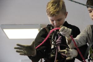 Великолукские школьники попрыгали по «кочкам»