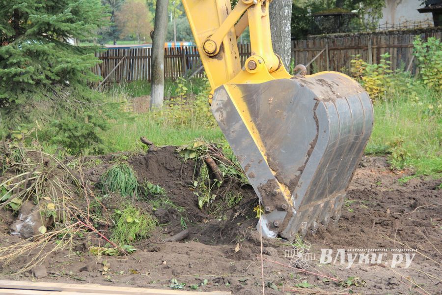 В великолукском парке приступили к планировке территории (ФОТО)