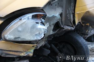 ​В Великих Луках столкнулись маршрутка и «Жигули» (фото)