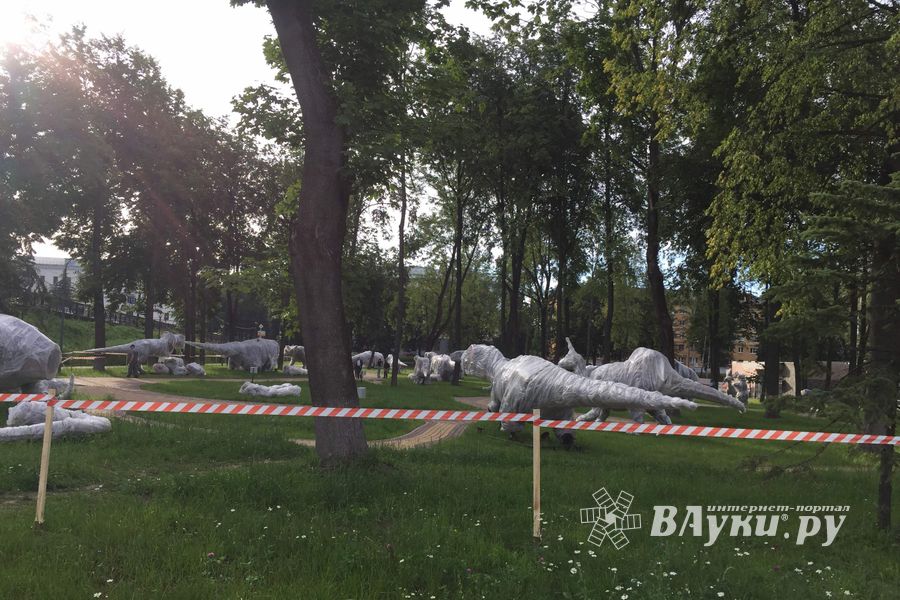 В Великие Луки завезли динозавров (ФОТО)