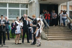 «Последний звонок» в школах Великих Лук