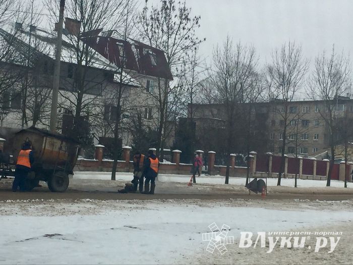 В Великих Луках производится ямочный ремонт (ФОТО)