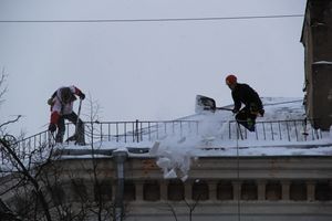 В Великих Луках  уборка снега на высоте...